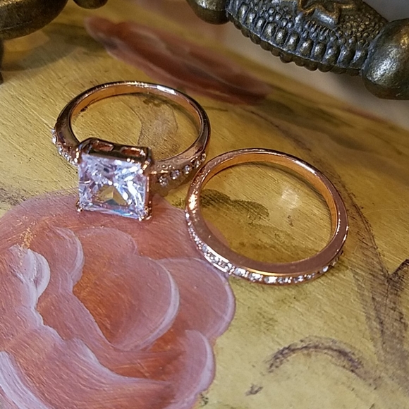 Jewelry - ROSE GOLD WEDDING RING SET